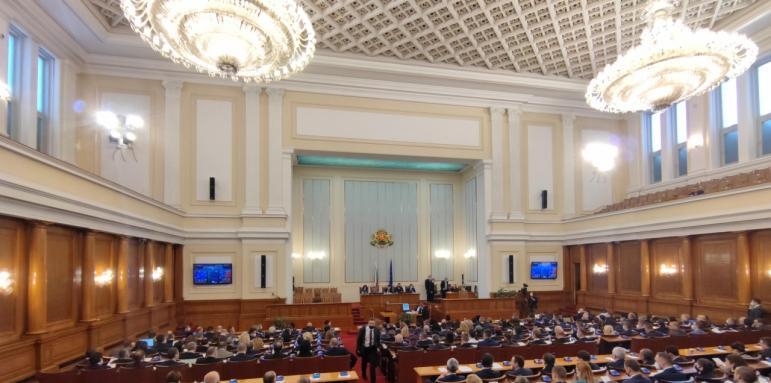 Парламентът зацикли за Украйна. БСП напусна